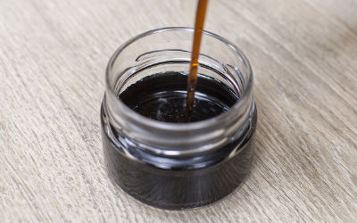 remplissage des pots confiture de café